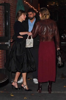 Taylor Swift feet photo thumbnail