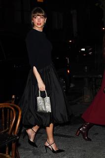 Taylor Swift feet photo thumbnail