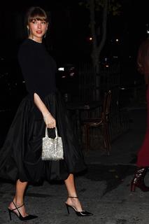 Taylor Swift feet photo thumbnail