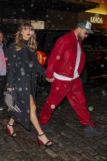 Taylor Swift feet photo thumbnail