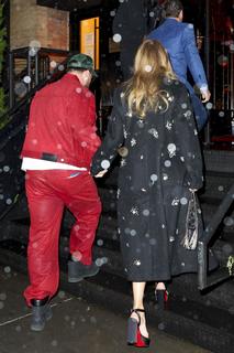 Taylor Swift feet photo thumbnail