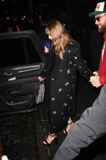 Taylor Swift feet photo thumbnail