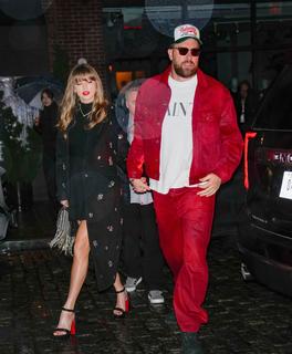 Taylor Swift feet photo thumbnail