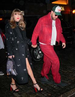 Taylor Swift feet photo thumbnail