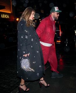 Taylor Swift feet photo thumbnail