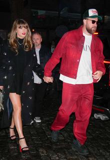 Taylor Swift feet photo thumbnail