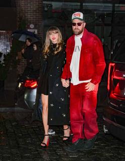 Taylor Swift feet photo thumbnail