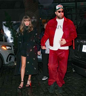 Taylor Swift feet photo thumbnail