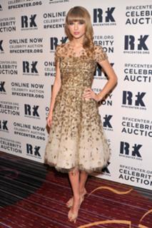 Taylor Swift feet photo thumbnail