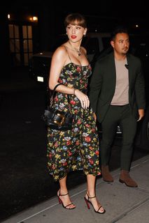 Taylor Swift feet photo thumbnail