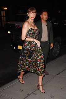 Taylor Swift feet photo thumbnail