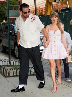 Taylor Swift feet photo thumbnail