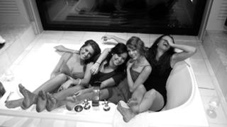 Taylor Swift feet photo thumbnail