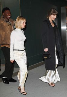 Taylor Swift feet photo 4