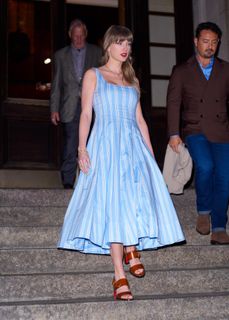 Taylor Swift feet photo 15