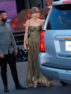 Taylor Swift feet photo 9