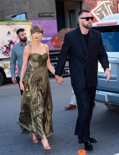 Taylor Swift feet photo 4