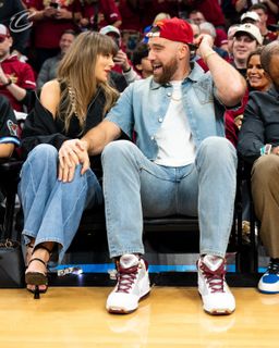 Taylor Swift feet photo 1