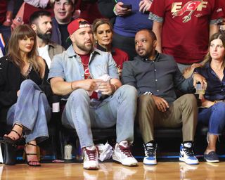 Taylor Swift feet photo 18