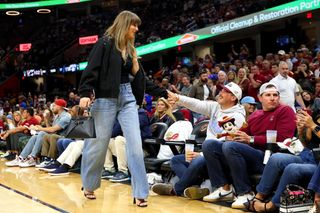 Taylor Swift feet photo 13