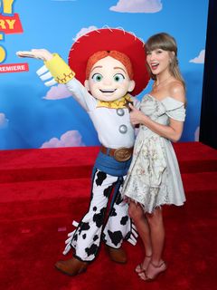 Taylor Swift feet photo 9
