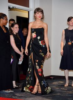Taylor Swift feet photo 8
