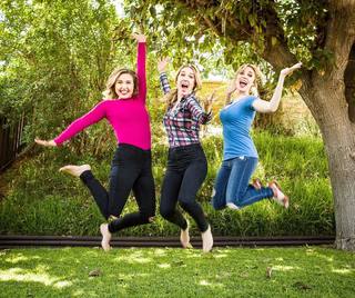 Taylor Tomlinson feet photo thumbnail