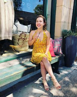 Taylor Tomlinson feet photo thumbnail