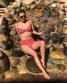 Taylor Tomlinson feet photo thumbnail