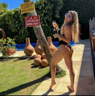 Taynara Melo feet photo thumbnail