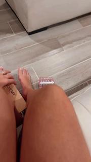 Taynara Melo feet photo thumbnail