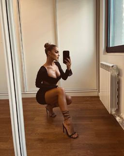 Teodora Dzehverovic feet photo thumbnail