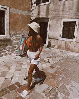 Teodora Dzehverovic feet photo thumbnail