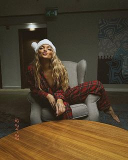 Teodora Dzehverovic feet photo thumbnail