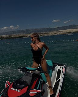 Teodora Dzehverovic feet photo thumbnail