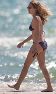 Teresa Palmer feet photo thumbnail