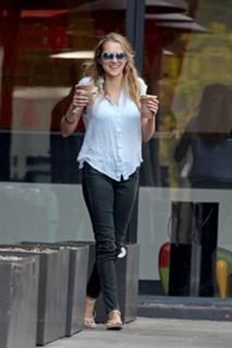 Teresa Palmer feet photo thumbnail