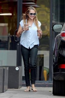 Teresa Palmer feet photo thumbnail