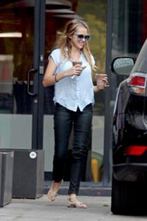 Teresa Palmer feet photo thumbnail