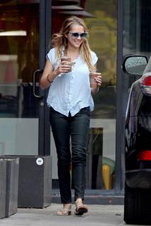 Teresa Palmer feet photo thumbnail