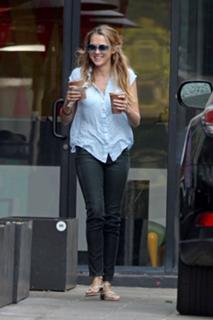 Teresa Palmer feet photo thumbnail