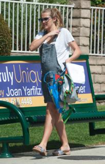 Teresa Palmer feet photo thumbnail