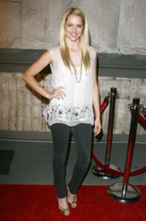 Teresa Palmer feet photo thumbnail