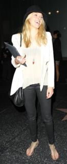 Teresa Palmer feet photo thumbnail