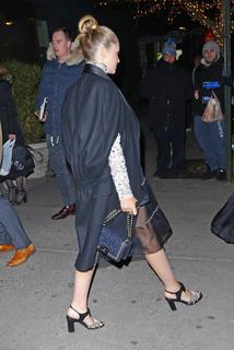 Teresa Palmer feet photo thumbnail