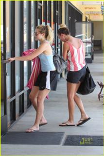 Teresa Palmer feet photo thumbnail