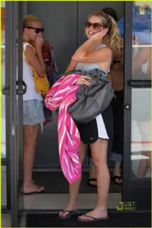 Teresa Palmer feet photo thumbnail