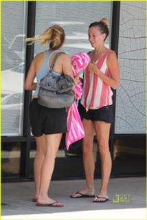Teresa Palmer feet photo thumbnail