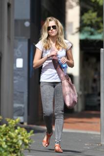 Teresa Palmer feet photo thumbnail