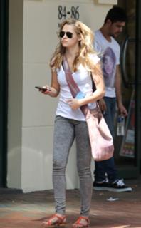 Teresa Palmer feet photo thumbnail